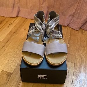 NWT Sorel Ella Sandal in dove/colombe, elastic ankle strap
